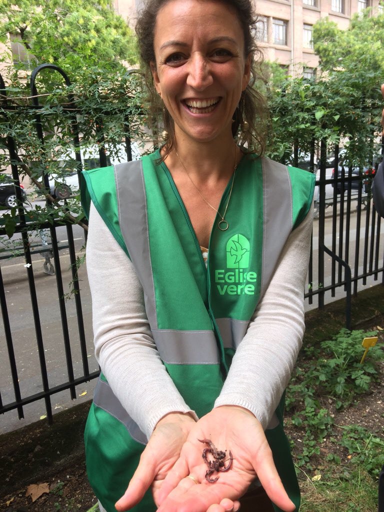 #5ansEgliseverte - le Tour 🚲⛪️🌏🌿🍇Ici #fraternitécosmique avec les vers de terre grâce au compost paroissial (pratiqué par 45% des églises labellisées ! ). Ici Delphine, coordinatrice d'Eglise verte-familles.