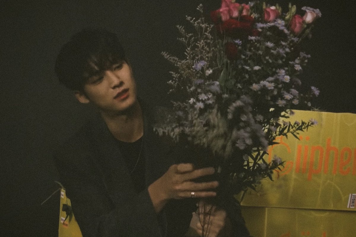 3pm96's tweet photo. 이만큼과 요만큼 https://t.co/c8tcNJar2W