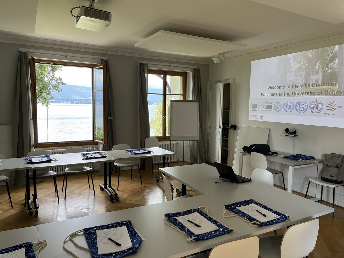 Today in #Geneva: <a href="/KilianGSeeber/">KilianGSeeber</a> of <a href="/FTI_UNIGE/">FTI_UNIGE</a> <a href="/InterpretingFTI/">INT-FTI</a> welcomes stakeholders to dissemination round table. 3 new studies looking at impact of sound quality on cognitive and emotional engagement in interpreting #1nt