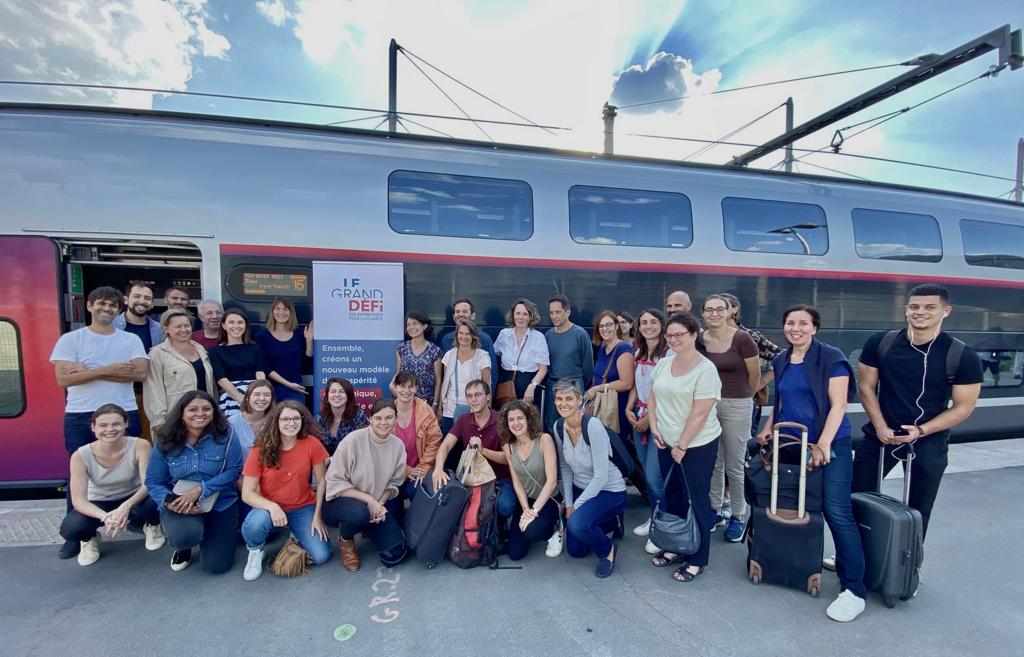 jejcohen's tweet photo. Une partie des délégués du @Le_Grand_Defi en route vers Grenoble.
Merci à la @SNCF pour cette expérience et ce train spécial climat avec l'atelier 2 tonnes.
En route vers la troisième session...
#granddefi @VilledeGrenoble #climat https://t.co/I29wOM0vQx