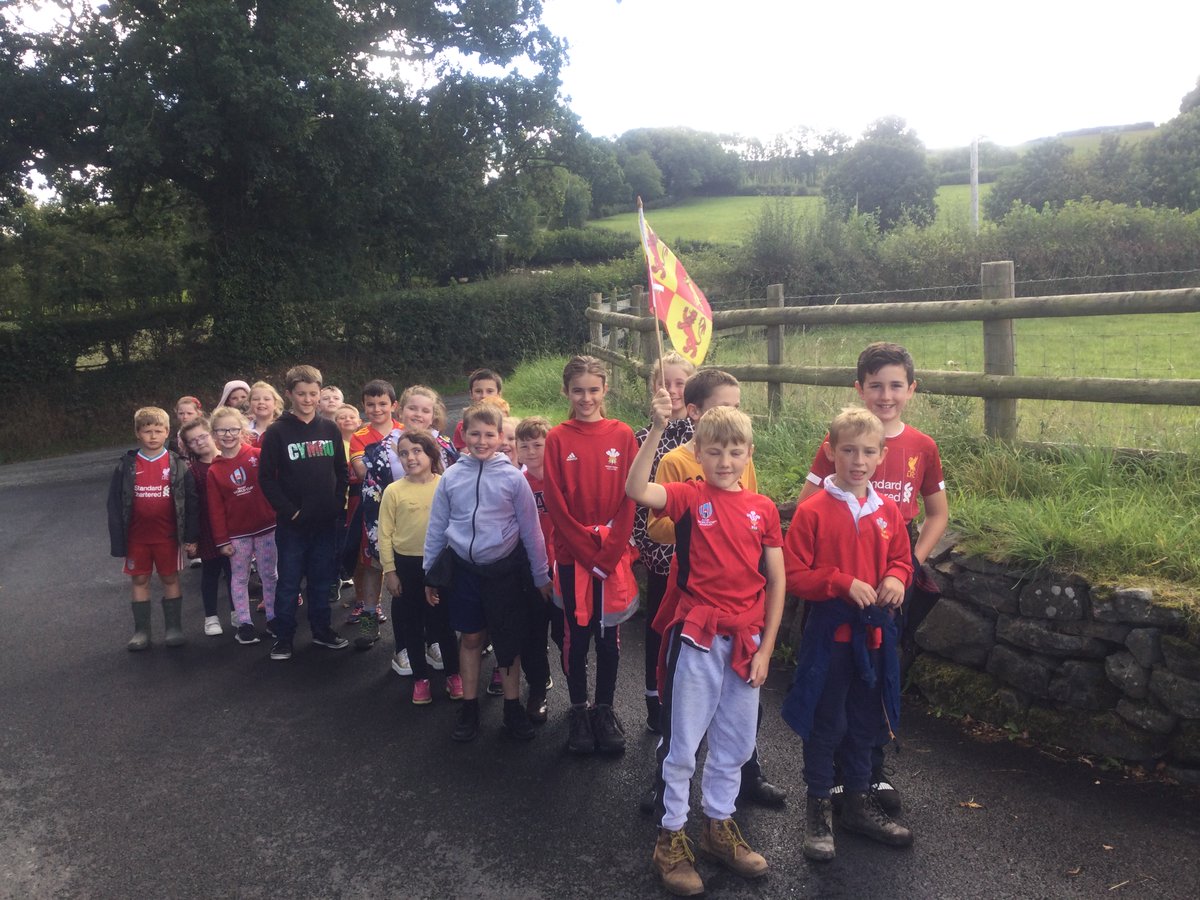 YPontrobert's tweet photo. Dathlu diwrnod  Owain Glyndŵr!
Beth yn well na gorymdeithio ar hyd lwybr Glyndŵr i ddathlu bywyd ein tywysog Cymraeg olaf.

What better than re-tracing Owain Glyndŵr’s steps on his special day? https://t.co/A8Day5GsTQ