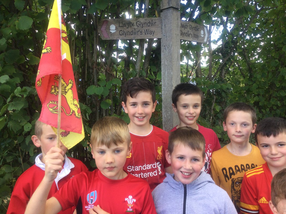YPontrobert's tweet photo. Dathlu diwrnod  Owain Glyndŵr!
Beth yn well na gorymdeithio ar hyd lwybr Glyndŵr i ddathlu bywyd ein tywysog Cymraeg olaf.

What better than re-tracing Owain Glyndŵr’s steps on his special day? https://t.co/A8Day5GsTQ