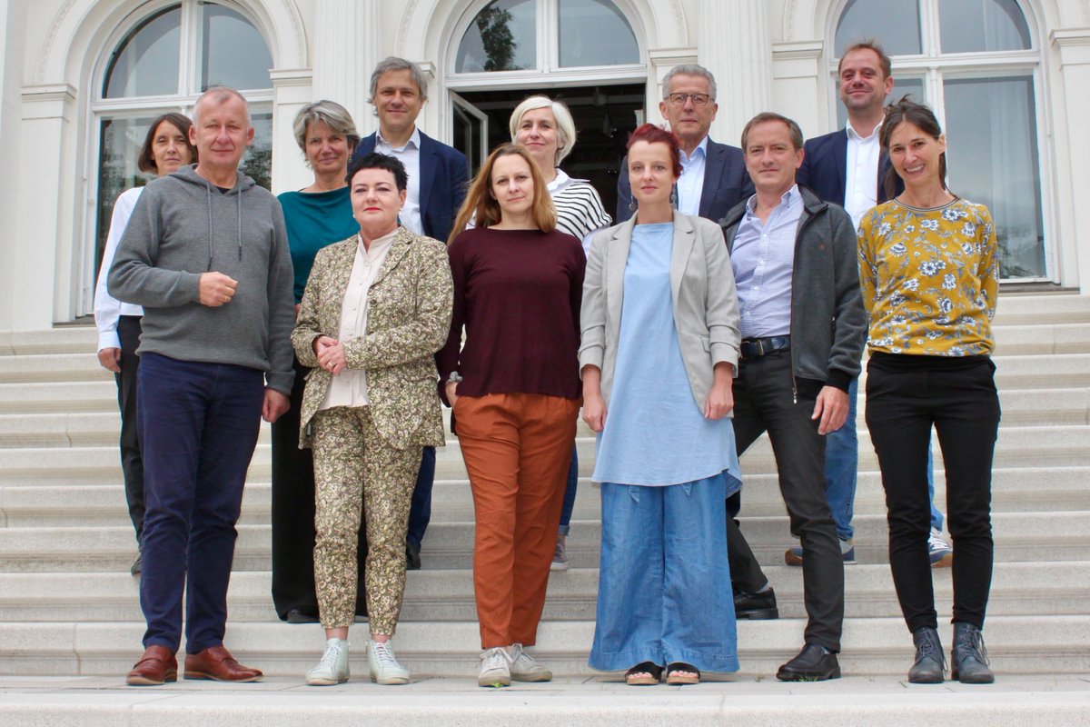 Am 1⃣3⃣. &amp; 1⃣4⃣.0⃣9⃣. konstituierte sich in Genshagen eine 🇩🇪-🇫🇷-🇵🇱 Arbeitsgruppe zu „#Kultur in ländlichen Räumen“: Vertreter*innen aus Kultur, Politik, Verwaltung &amp; #Zivilgesellschaft diskutieren Gelingensbedingungen und leiten daraus Empfehlungen ab.
👉 stiftung-genshagen.de/veranstaltunge…