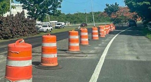 DTOP's tweet photo. [Cambiando Carriles] Continúan los trabajos de #rehabilitación de pavimento en la #PR165, km. 32.4 all 35.7 de Toa Baja hacia Guaynabo como parte del Programa Cambiando Carriles del @DTOP 
Seguimos trabajando en la reconstrucción de la red vial.
@fortalezapr @prsecdtop https://t.co/MrvYcULQVt