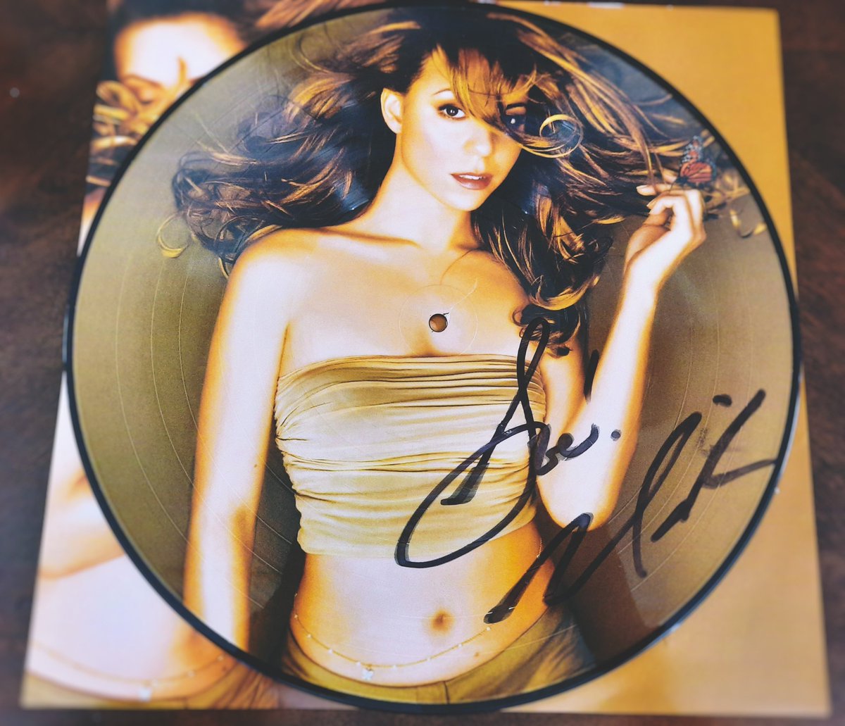 teatrudy's tweet photo. This is THE iconic album of the '90s. The album that is the blueprint for the rest of the music industry to come (IYKYK 🐐). Congratulations on celebrating 25 minutes (years!) 🦋🙌🏾🎶👑 @MariahCarey #MariahCarey #Butterfly #Butterfly25BlockParty https://t.co/JpxqfDvc3o