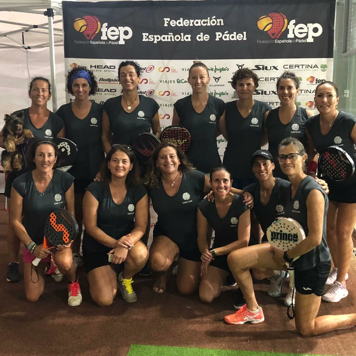 FedPadelMurcia's tweet photo. Hoy viernes 🔛 arranca el Campeonato de España por Equipos de 👴👵 Veteran@s 2ª categoría, en Badajoz.
Desde la #FPRM queremos desear mucha suerte al equipo Murciano-Valenciano que participa en dicho campeonato 👉🚺 Club PÁDEL JUNDIZ 💪 que cuenta con jugadoras murcianas. https://t.co/YMpNZwjjZM
