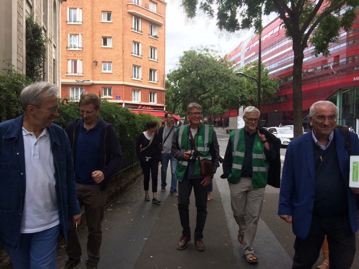 5ans 🎂#Egliseverte Le Tour d'églises labellisées continue dans Paris 20e => direction St Jean Bosco. On reconnait notamment P. Balmand (Conférence des evêques des France) et JP Charlemagne (Fédération protestante), tous deux au bureau d'Eglise verte et le père C. Malrieu.