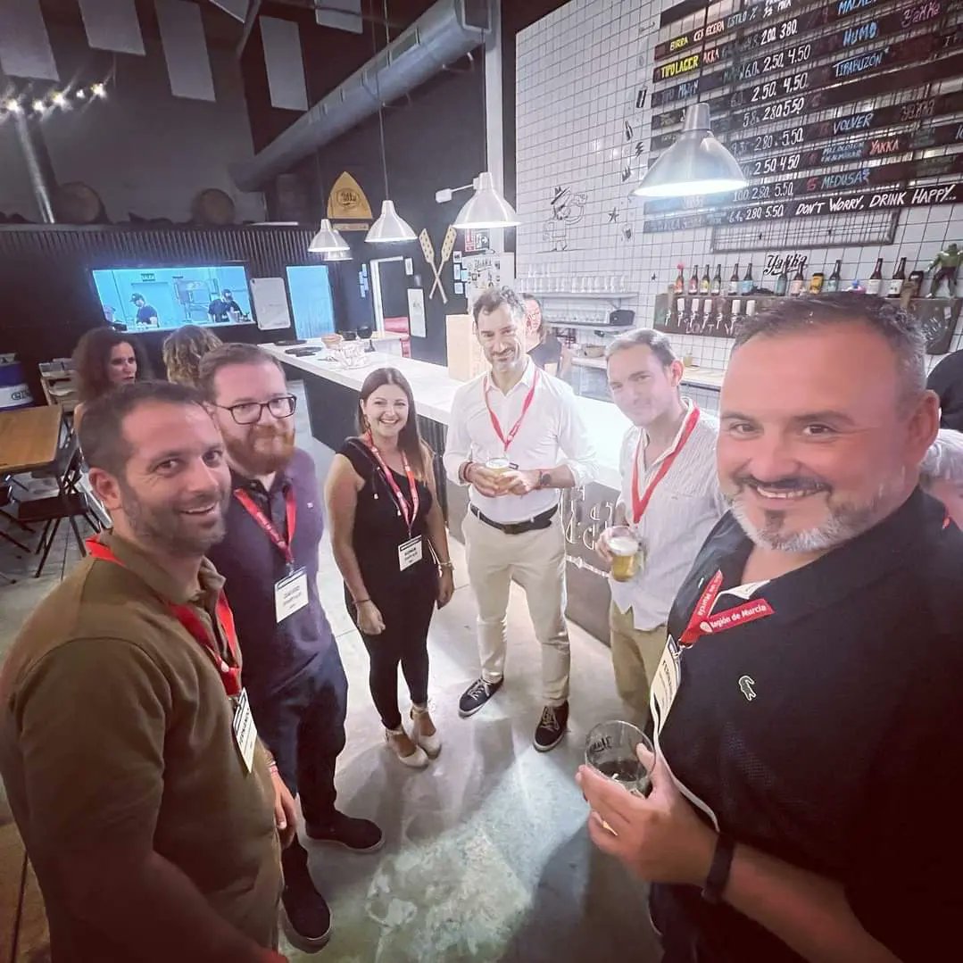 DecydeAsesores's tweet photo. Encantados, las #FreshNight son ideales para compartir buenos momentos en un ambiente distendido junto a valientes del autoempleo y el emprendimiento
El reconocimiento de ayer a mentores como nuestro Director @ZaplanaFernando fue emotivo y con gran valor sentimental. Gracias https://t.co/b5yWLQWh0W