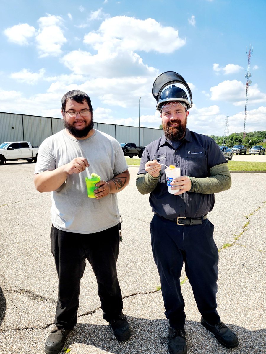 SteelTech_NA's tweet photo. Today's Forecast: Sunny with a 100% chance of shaved ice!
Our Mishawaka teammates kept cool with the help of Kona Ice Truck coming to the facility on a HOT afternoon! #SteelTechTeam https://t.co/SCiIYFHCC0