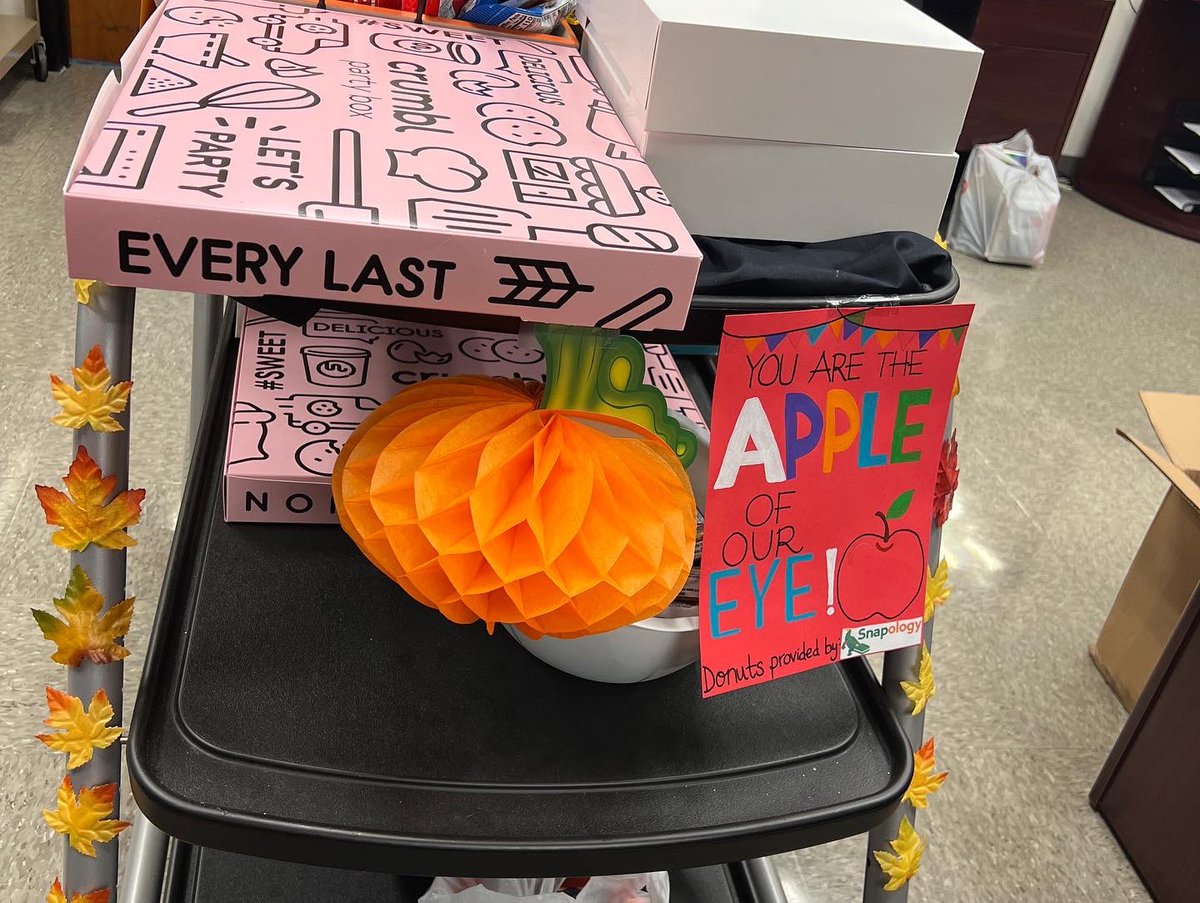 DonaldElemPTA's tweet photo. Our Kindness cart was a huge success and a great way to end Kindness Week! Thank you to our amazing parents who donated all the snacks! Thank you to Snapology in Flower Mound for donating the amazing apple cider donuts! #OneLISD #donaldelementary https://t.co/FmQ8DNUXA7