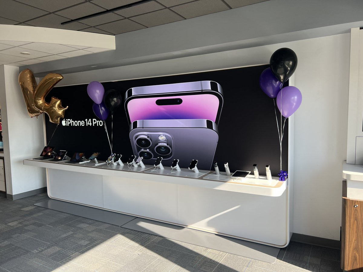 willparker_htx's tweet photo. The Woodlands Team stepping right for the Iphone 14 launch ✨#LifeAtATT #iPhone14launch #WinAsOne @MaxAcevedo8 @Ahmad_Al02 @LuisSilva_STX https://t.co/izO7bNVwJ7