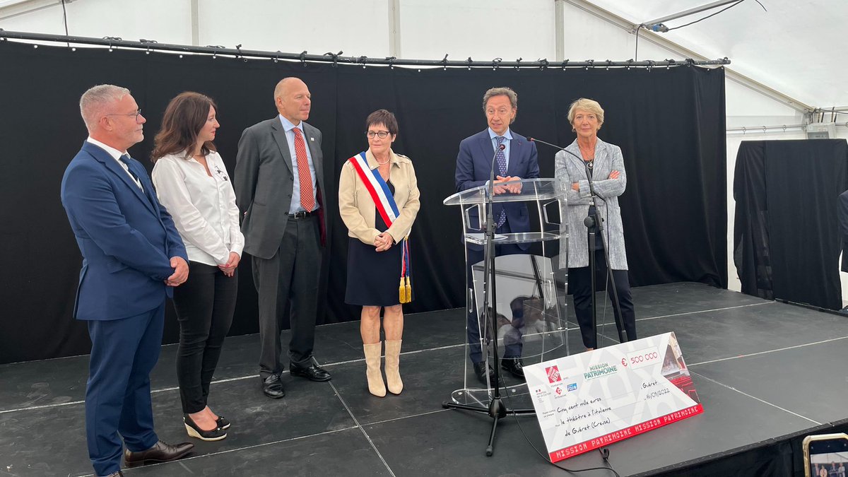 Le Président de la République <a href="/EmmanuelMacron/">Emmanuel Macron</a>, <a href="/stephane_pallez/">Stéphane Pallez</a>, Présidente directrice générale #FDJ, <a href="/RimaAbdulMalak/">Rima Abdul Malak</a>, <a href="/PoitrinalG/">POITRINAL Guillaume</a> et <a href="/bernstephane/">Stéphane Bern</a> en visite au théâtre à l’italienne de #Guéret, l'un des 18 monuments emblématiques #MissionPatrimoine. 

#JEP2022 <a href="/fond_patrimoine/">Fondation du patrimoine</a>