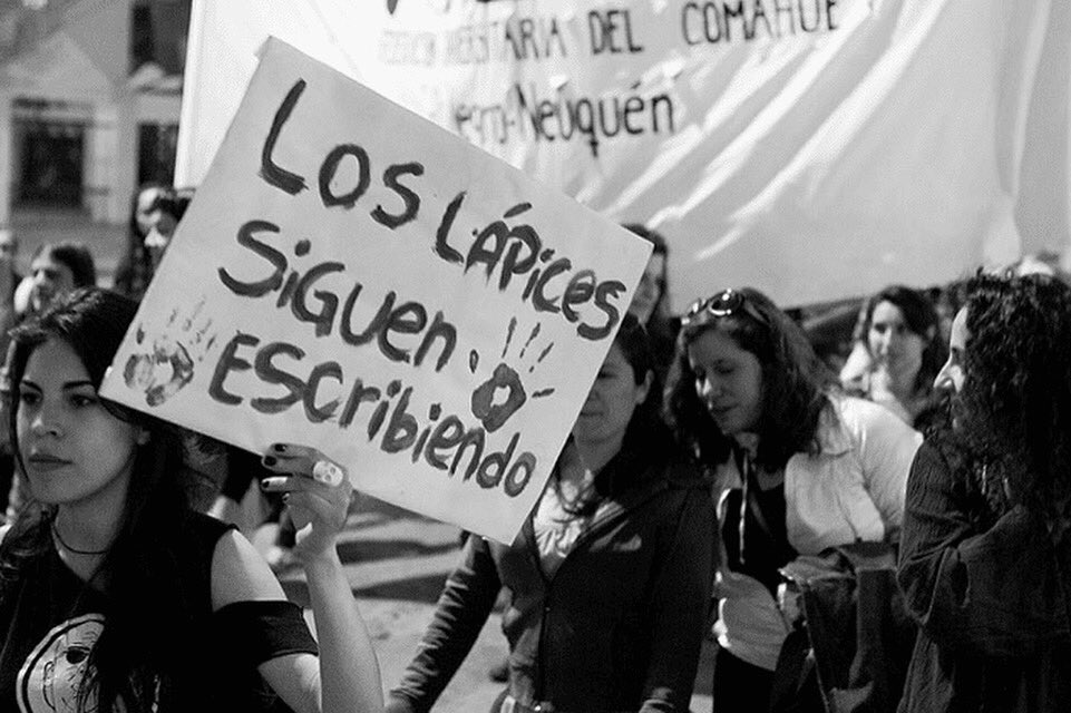 ddhhmgp's tweet photo. ✏️ 46 años de La Noche de los Lápices, uno de los episodios más crueles de la dictadura, donde 10 estudiantes de secundaria sufrieron secuestro y tortura. 

👉🏻 6 fueron desaparecidos por reclamar un boleto estudiantil en La Plata.

#MemoriaVerdadYJusticia
#LápicesConMemoria https://t.co/tlymJi3riW