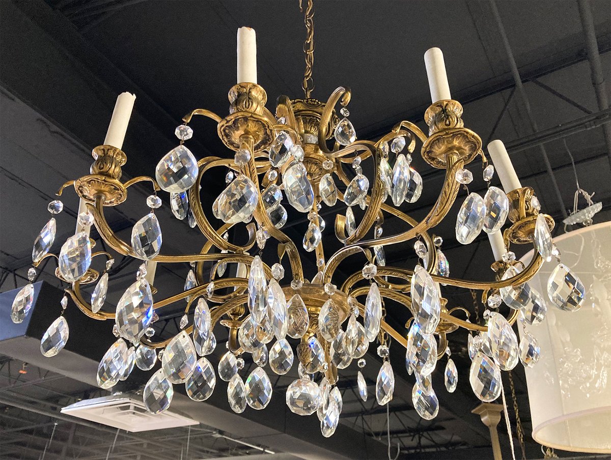 EvanstonRebuild's tweet photo. Our fantastic volunteer, Roxi, just polished this antique crystal chandelier and it's ready to sparkle in your home! Customers have told us that crystal chandeliers are coming back in style. What do you think? — $300 🕯️ https://t.co/B8wN3UDcUL