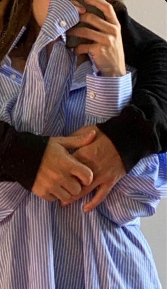 KEPEMILIKQUEEN's tweet image. ️ ️️

️ ️️

Udah beberapa hari ini Mas Suami lembur terus sampai ngelewatim malam malam bersama. Karena lagi kangen iseng pakai kemeja Mas Nando. Eh, waktu lagi asik foto-foto malah ada yang peluk dari belakang. 

Siapa lagi kalau bukan Mas suami? 🖤

️ ️️

️ ️️