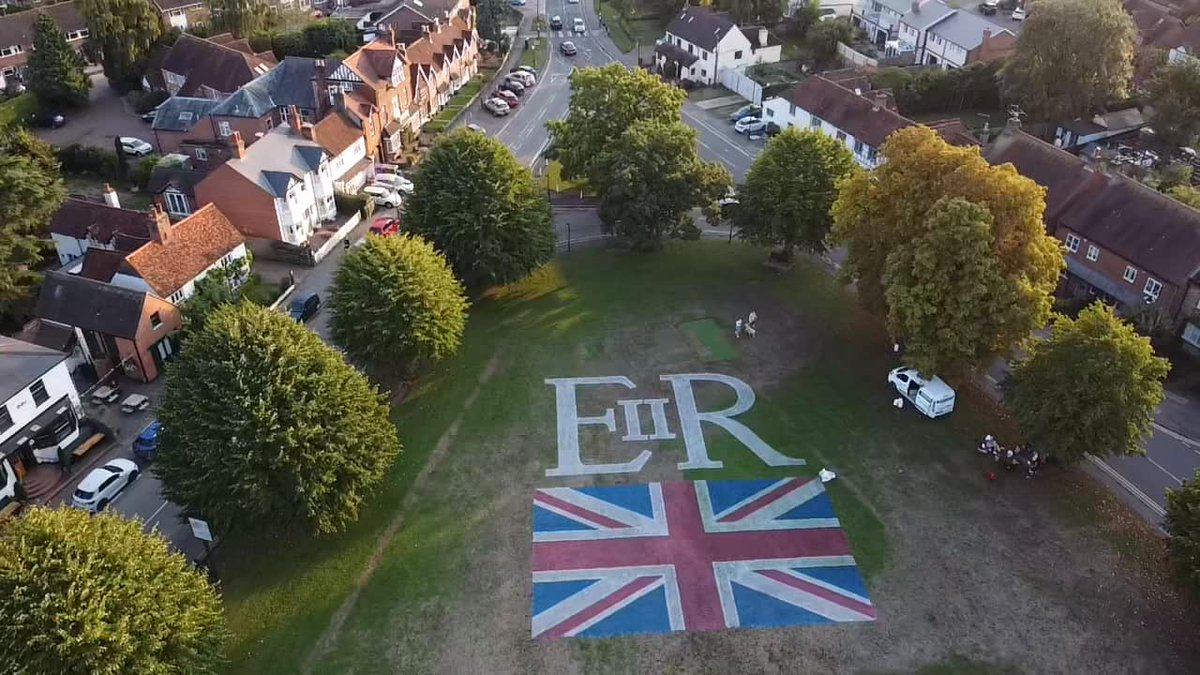 Spadeoak's tweet image. Lovely to see this wonderful tribute to the Queen in the local village just down the road from our main office. Great job @groundtelltd 👑