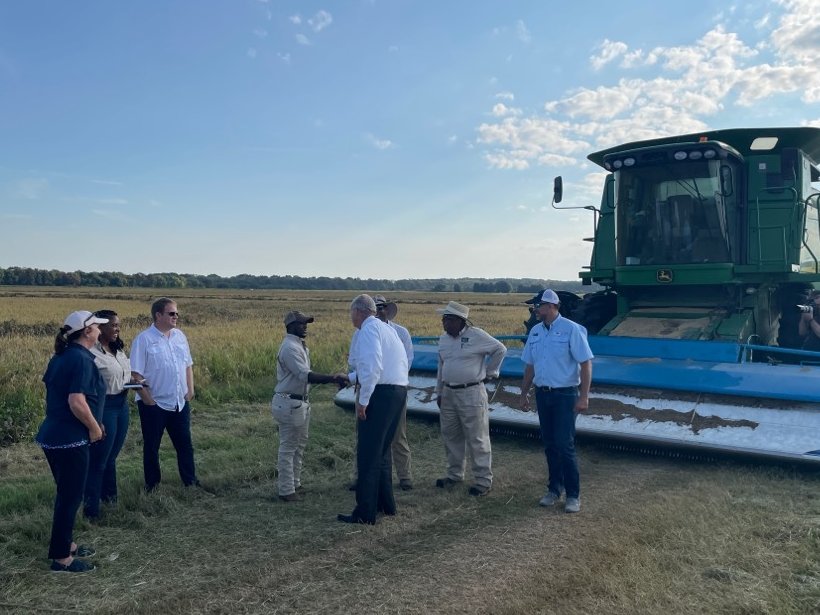 I visited two family farms in Arkansas today to talk with producers about Partnerships for Climate Smart Commodities. Earlier this week, I announced $2.8 billion for 70 projects that will advance climate smart agricultural practices. #climatesmart
