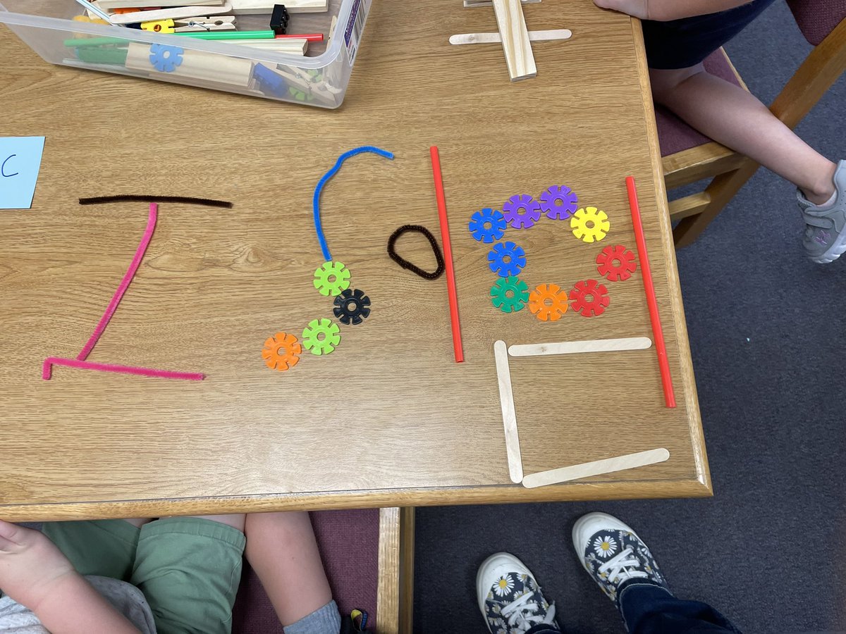 noeslibrary's tweet photo. Kindergarten using our Makerspace materials to build their names while demonstrating our STEAM group expectations. @marbarwick #ourhcpslibrary https://t.co/BJddrJ8CUY
