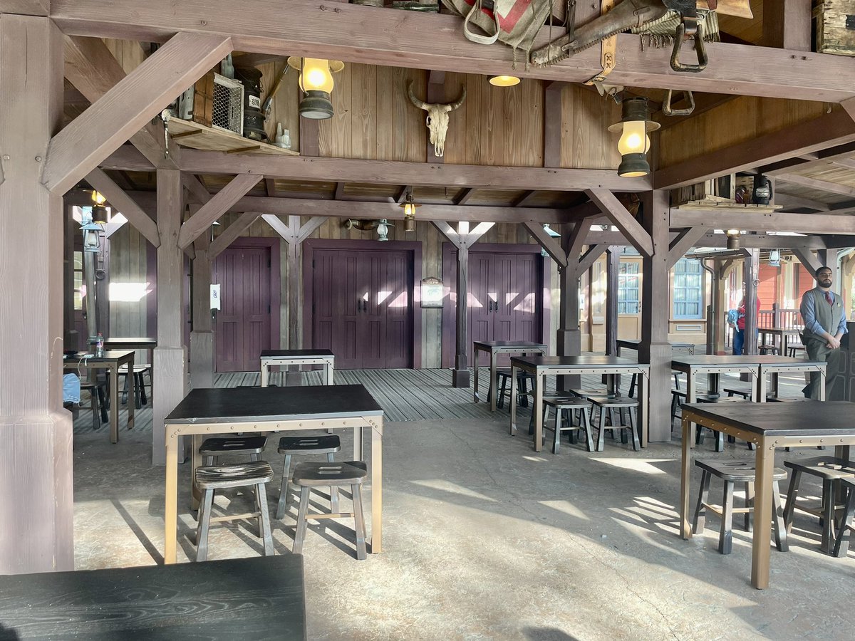 New furnitures for the terrasse of the Last Chance Cafe with a more industrial look. Do you like ?