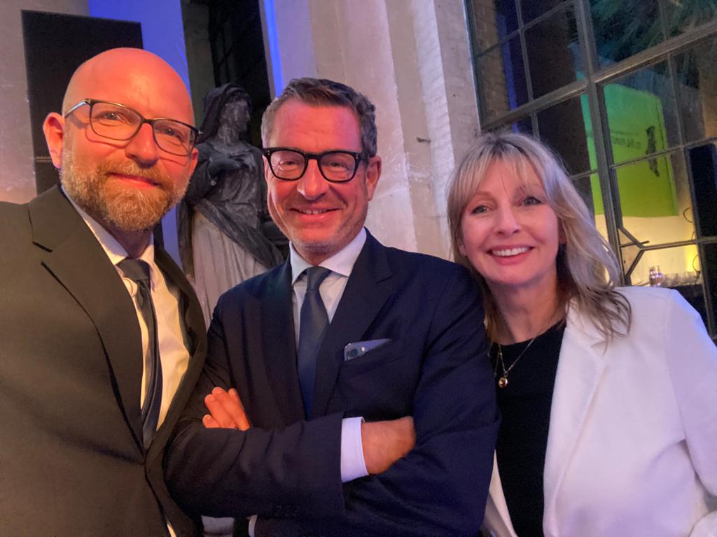 Sabine Sasse (@sabinesasse) on Twitter photo About last night - the core of the Sanssouci Colloquium! 😃 Ist immer wieder großartig, toll und fantastisch, mit Euch zusammenzuarbeiten, <a href="/KaiDiekmann/">Kai Diekmann</a> und <a href="/mvduelmen/">Moritz van Dülmen</a> ! #bestteamonearth #M100SC 🙏❤️💙💛 About last night - the core of the Sanssouci Colloquium! 😃 Ist immer wieder großartig, toll und fantastisch, mit Euch zusammenzuarbeiten, <a href="/KaiDiekmann/">Kai Diekmann</a> und <a href="/mvduelmen/">Moritz van Dülmen</a> ! #bestteamonearth #M100SC 🙏❤️💙💛