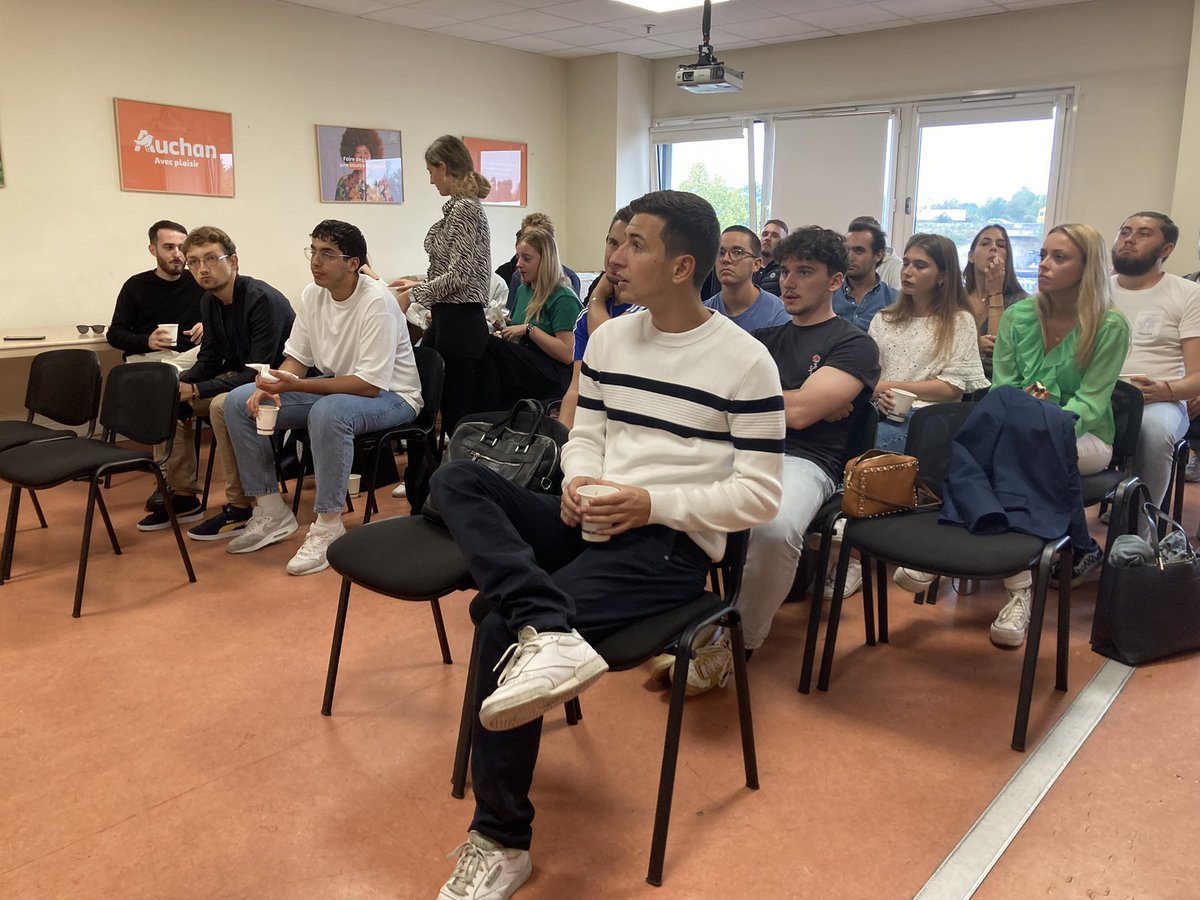 Nathdemoulin's tweet photo. Rentrée des étudiants en Master en apprentissage Retail Management et Business development à l’@IESEG et visite chez nos partenaires exclusifs @AUCHAN_France et @DecathlonFR. Merci à @auchanroncq et @Btwinvillage pour l’accueil #alternance #apprentissage #distribution https://t.co/6wiMl5yFbI