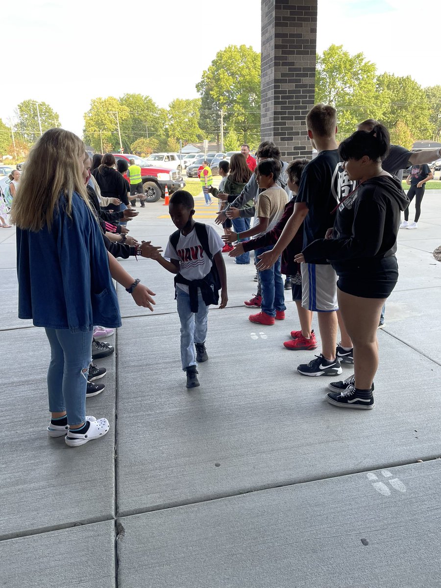 It’s High Five Friday! Nowlin Middle School’s AVID Elective students greet Cassell Park Elementary students this morning with a high five. Some even wanted hugs! What a great way to start your day! #isdstrong #thisisavid @Cassell_Park @NowlinMiddle @mrs_martinez6