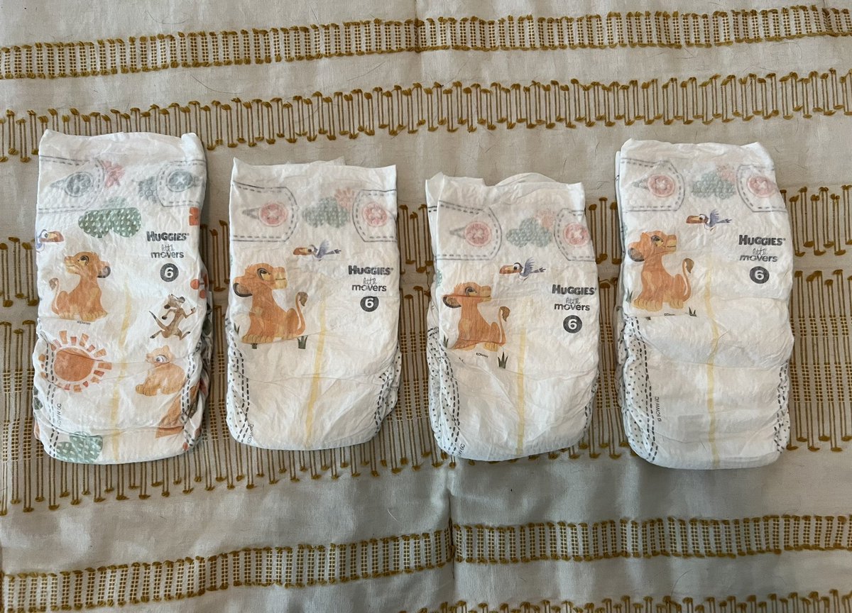 maggpi6's tweet photo. @Huggies is out here selling diapers for a fortune, mixing in different size diapers in one packaging, and labeling them all the same size. Make it make sense!! 😒 https://t.co/ICNrVbFAzJ