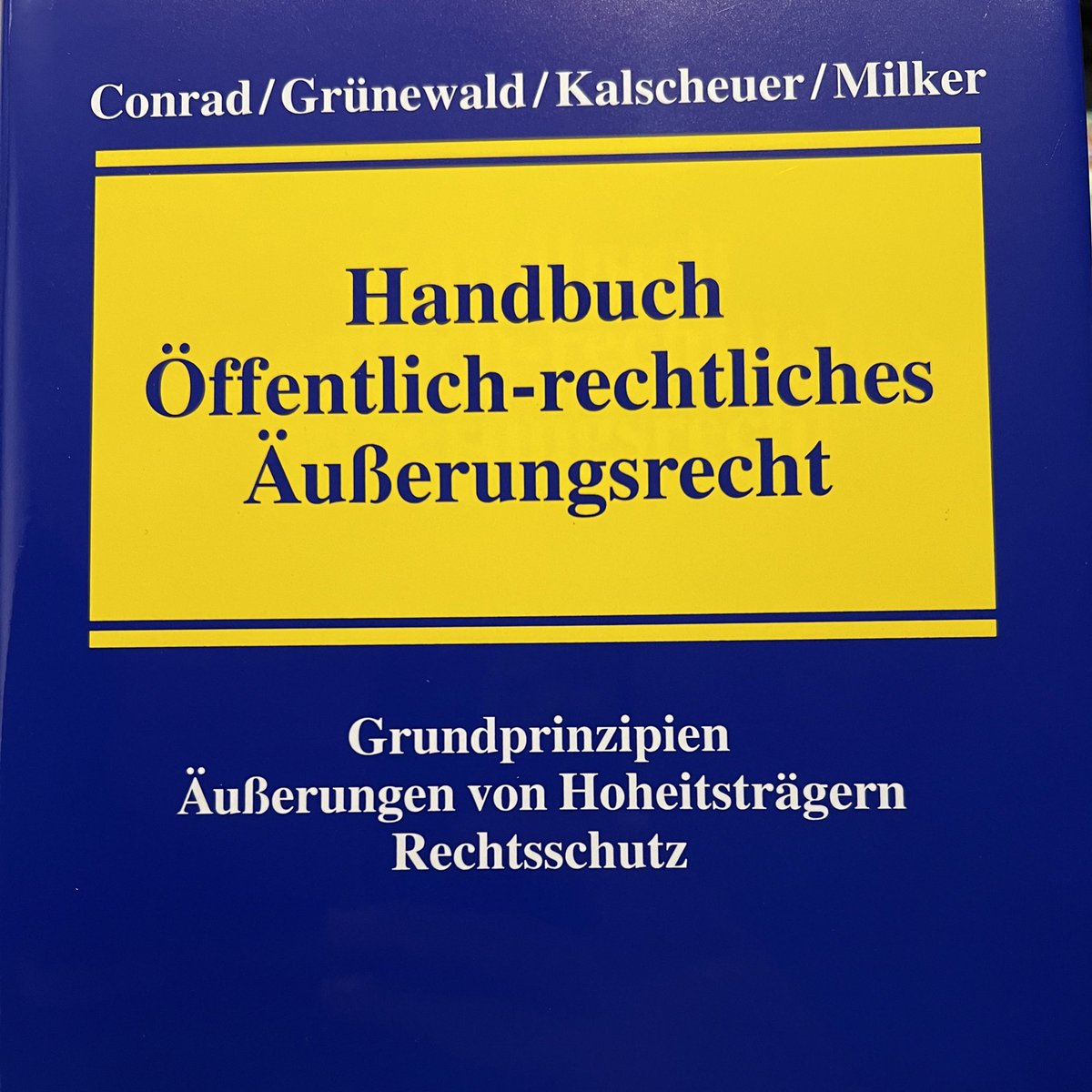 RA_Conrad's tweet image. Wahnsinn! 🥳🎉 Die Idee entstand Ende 2017, der Kontakt zu @FieteKalscheuer begann im Herbst 2019, der Verlag @CHBeckRecht war ab Weihnachten 2019 dabei, und mit @JensMilker und @StefanieGrnewa1 wurden wir im März 2020 „komplett“. Vielen Dank an alle die dabei sind! 😊