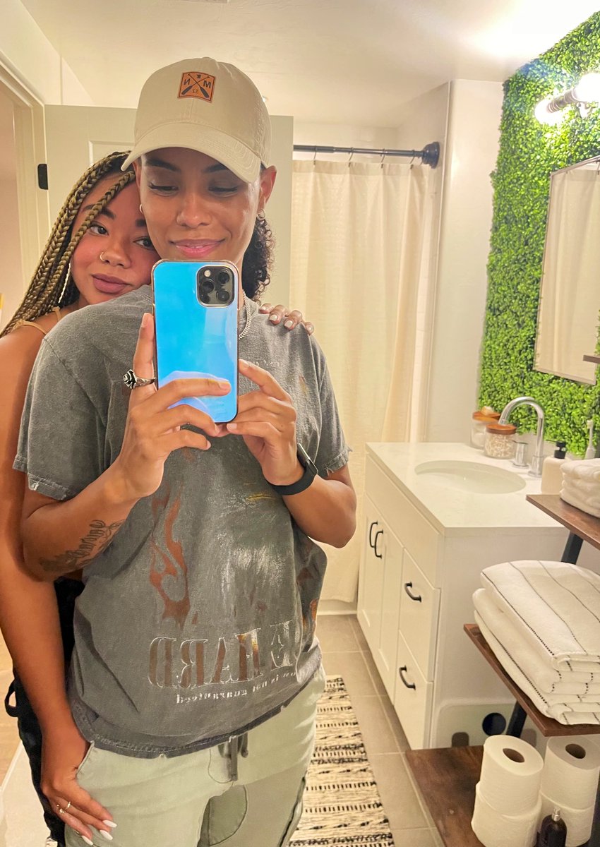 CozyGalMel's tweet photo. I got a keeper right beside me 🖤 https://t.co/eRiUpmSaKM