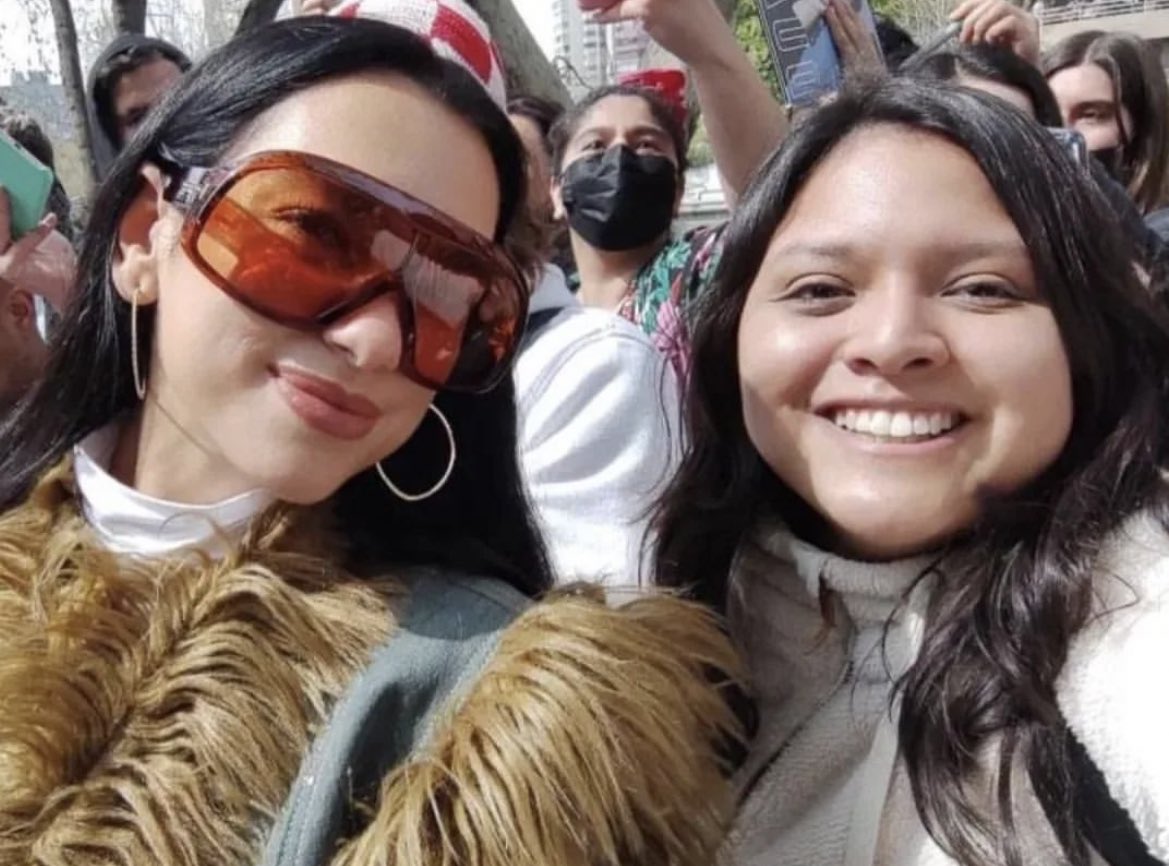 dualipacentral_'s tweet photo. 📸| @DUALIPA com fãs no Chile! ❤️ https://t.co/mxoiFBS7Hq