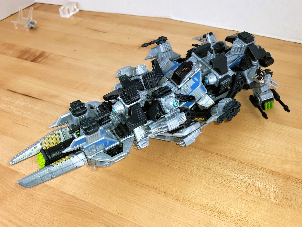 SnaapToys's tweet photo. Photos for this build came out a little dark. One of my main goals with this build was to find a use for all those extra Falx wings laying around and this was a semi-successful attempt. Still having trouble integrating them into capital ships. @snapships #MOC #Lego #snaptember https://t.co/kO8CCfTBra
