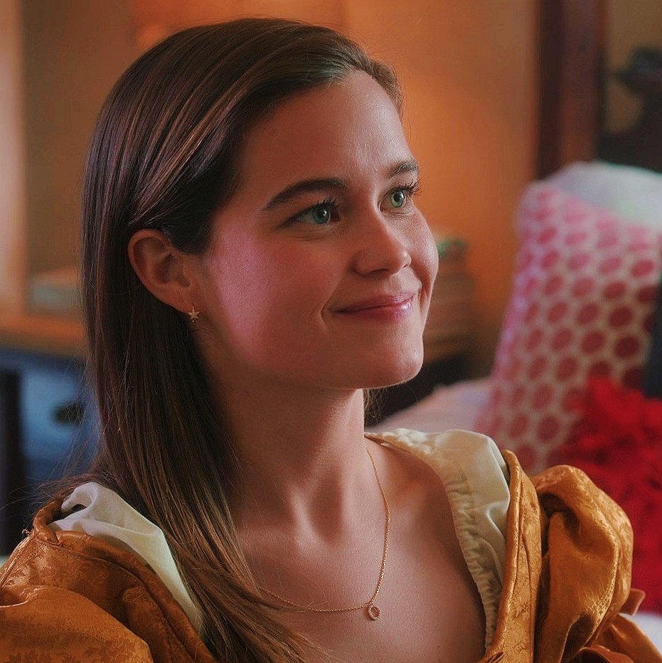 mineisvitor's tweet image. - Grandmother, please tell your daughter that this moth trap belongs in a museum. 

- This moth trap was my consecration gown.

☺️😐 #SaveFirstKill #FirstKillFriday