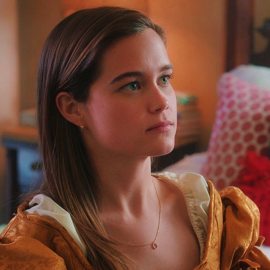 mineisvitor's tweet image. - Grandmother, please tell your daughter that this moth trap belongs in a museum. 

- This moth trap was my consecration gown.

☺️😐 #SaveFirstKill #FirstKillFriday