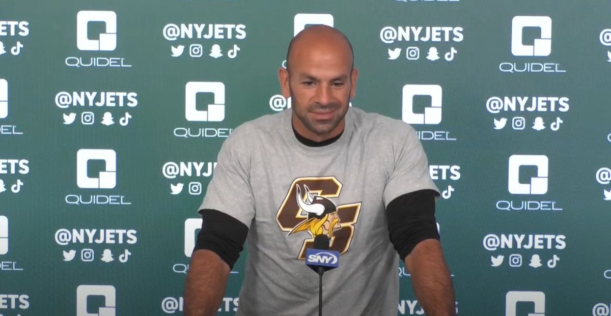 ccsdschools's tweet image. The Jets just gave a HUGE shoutout to Vikings football coach Mike Scarpelli in a press conference! He even wore a South Vikings t-shirt! What a way to kick off the sports season — congratulations Coach Scarpelli! (the shoutout starts at 9:06) @SouthViking
youtu.be/iBtgfewfVN8?t=…