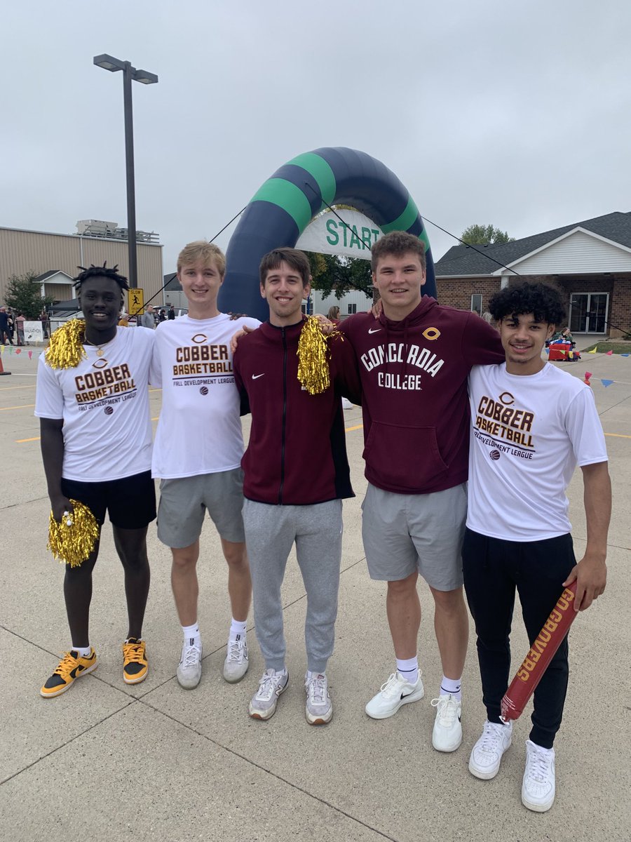 CobberHoops's tweet photo. A great start to the day at the Oak Grove Elementary walkathon this morning. ⁦We’re happy to be here supporting the OG students. #CobberWay https://t.co/SoOg40artM