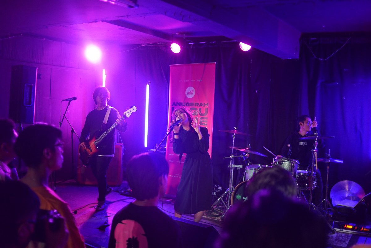 AnugerahIndie's tweet photo. Persembahan terakhir #YoodoPresents Anugerah Lagu Indie 2022 Tour Ipoh oleh Juara #ALI2020: @MargosaMusic.

Terima kasih semua yang datang memeriahkan gig sebentar tadi. Kita jumpa di Soundmaker, Penang esok!

#ALI2022 https://t.co/q38mNsu74f