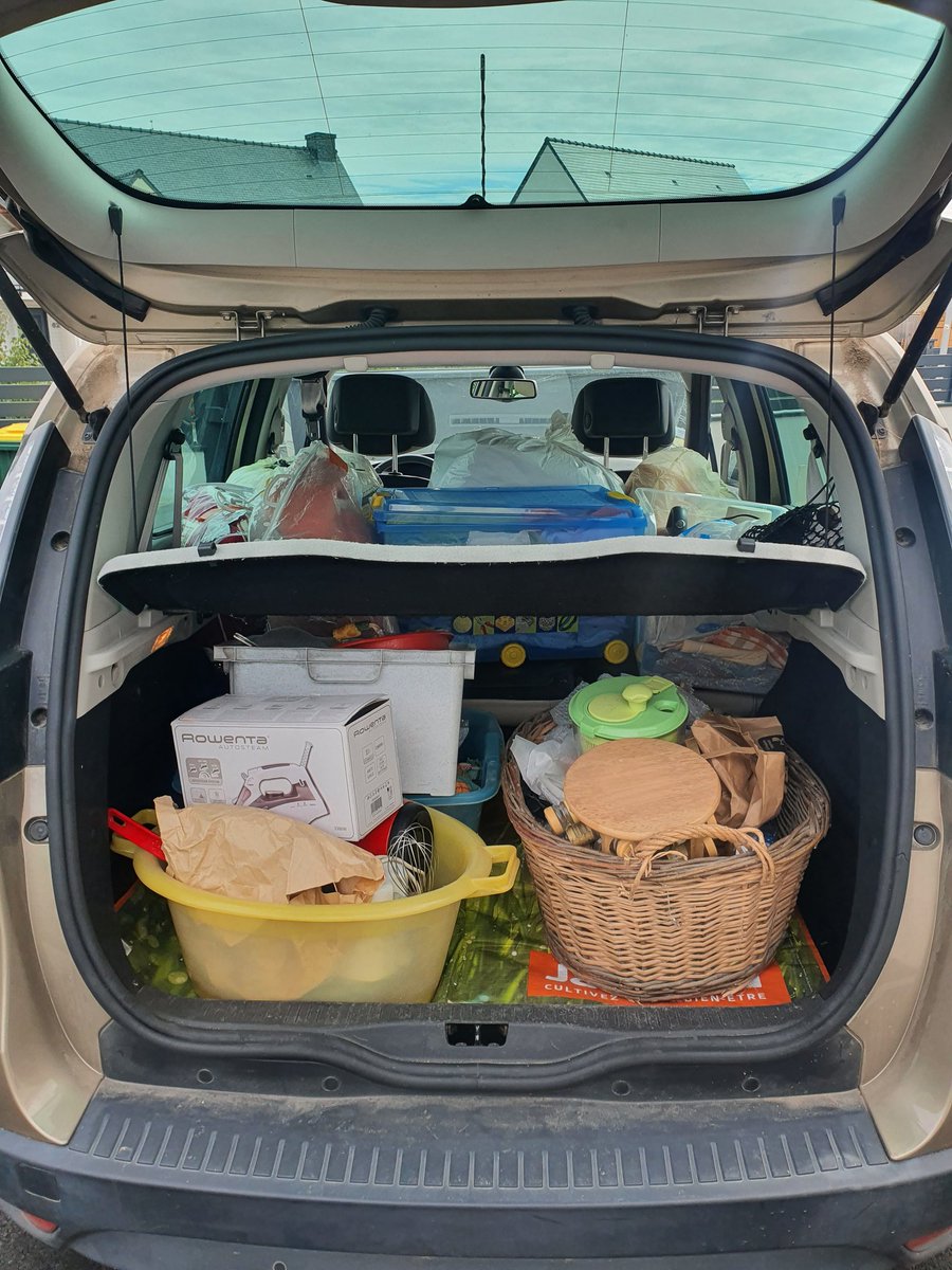 farfadine's tweet photo. 3 jours passés chez mes parents pour faire du tri dans leur grenier et ce n'est qu'une partie de l'iceberg 😅. La méthode : un tri ressourcerie, un tri brocanteur, un tri le bon coin, un tri brocante perso. #rangement #videgrenier https://t.co/b5twJyozkI