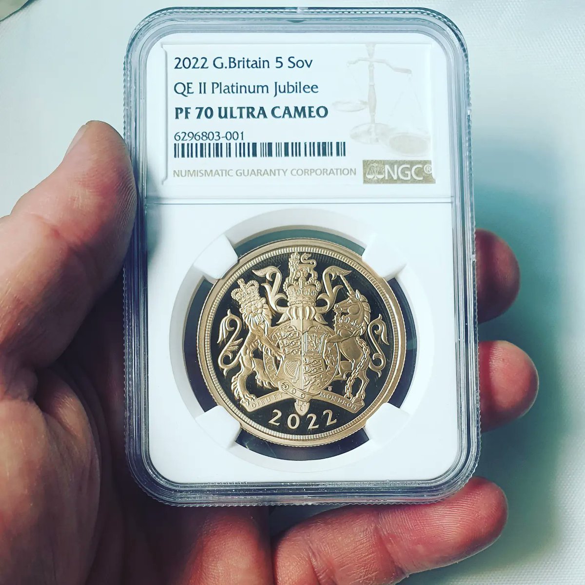 1stSovereign's tweet photo. 2022 #QEII #gold platinum jubilee five pounds 
#forsale
£6000.00
Please DM for the more information 
#moderncoins 
#coinsforcollection 
#moedas 
#münzen 
#moneta 
@1stsovereign https://t.co/2gpm4nUq3h