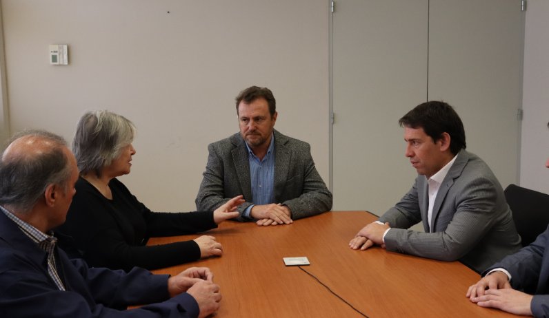 SenasaAR's tweet photo. #SanJuan
La presidenta de nuestro Organismo, @DianaGuillen_ok, el ministro de @OkProduccionSJ, Ariel Lucero y el director regional del Senasa en Cuyo, Sergio Rossi, se reunieron para abordar una agenda de trabajo común en beneficio del sector productivo provincial. https://t.co/5PSfCYEuZR