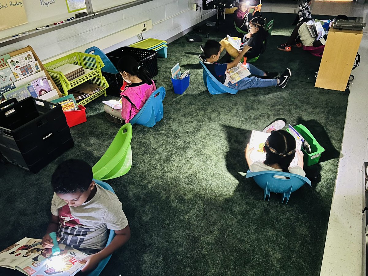 HyblaValley2nd's tweet photo. Ms. Thal’s class celebrated successfully learning classroom procedures with their first #FlashlightFriday! 🔦@HyblaValleyES #HyblaHuskies https://t.co/hJe1hB0pgy