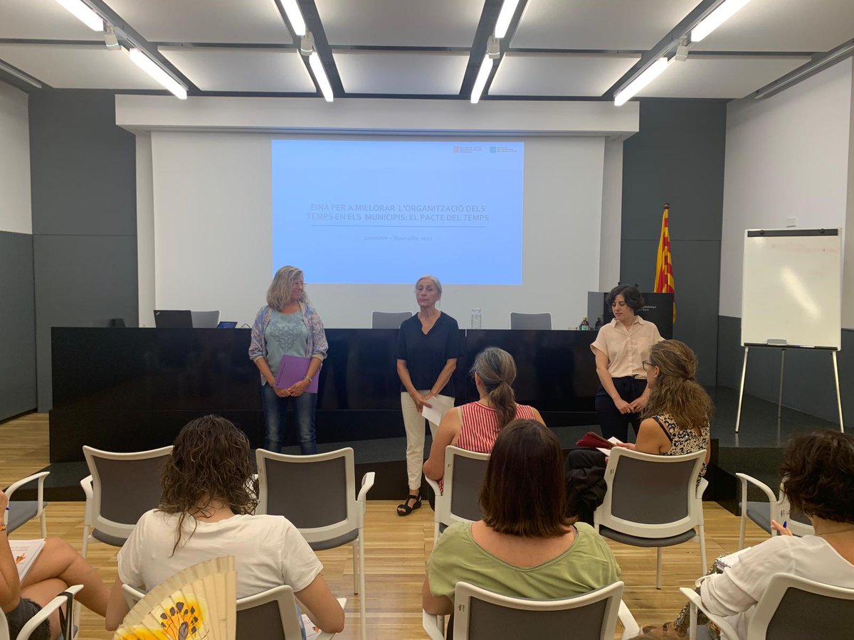 📸Iniciem formacions de Pactes del temps en l’àmbit municipal per promoure’n la implantació als nostres pobles i ciutats 🗣@marilleixa,directora dels SSTT d’Igualtat i Feminismes:'Els ens locals són clau per avançar en una reorganització dels temps més igualitària i sostenible'