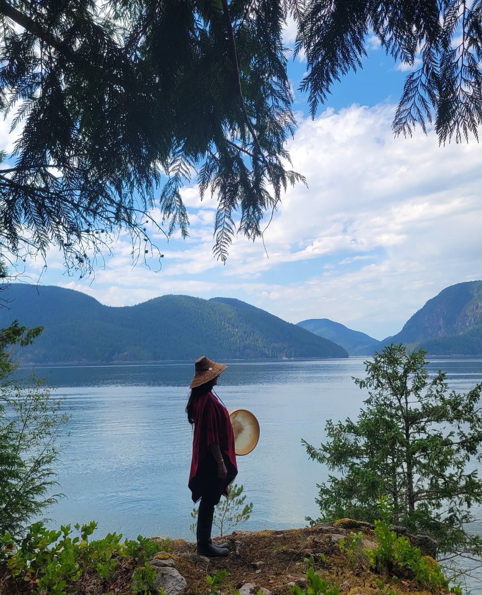 HomalcoTours's tweet photo. Janet Wilson, Homalco tour guide and storyteller, looks out to Bute Inlet while leading our People Water Land tour at Aupe (Church House) in Bute Inlet.
#indigenoustourism #homalcotours #buteinlet #firstnationhisotry https://t.co/G9OJUXZ4mK