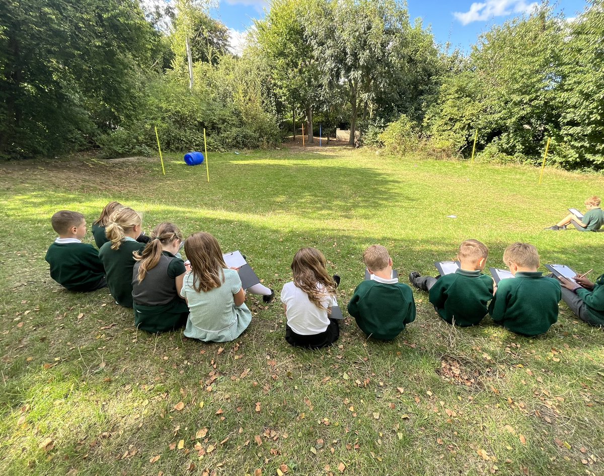 We had a fantastic Friday in Rose class today! We finished our afternoon with our first art lesson this year. We will be adding to our drawing each week and started with the grass. We then learnt the cross hatching technique and used this to add tone and texture to the grass ✍️