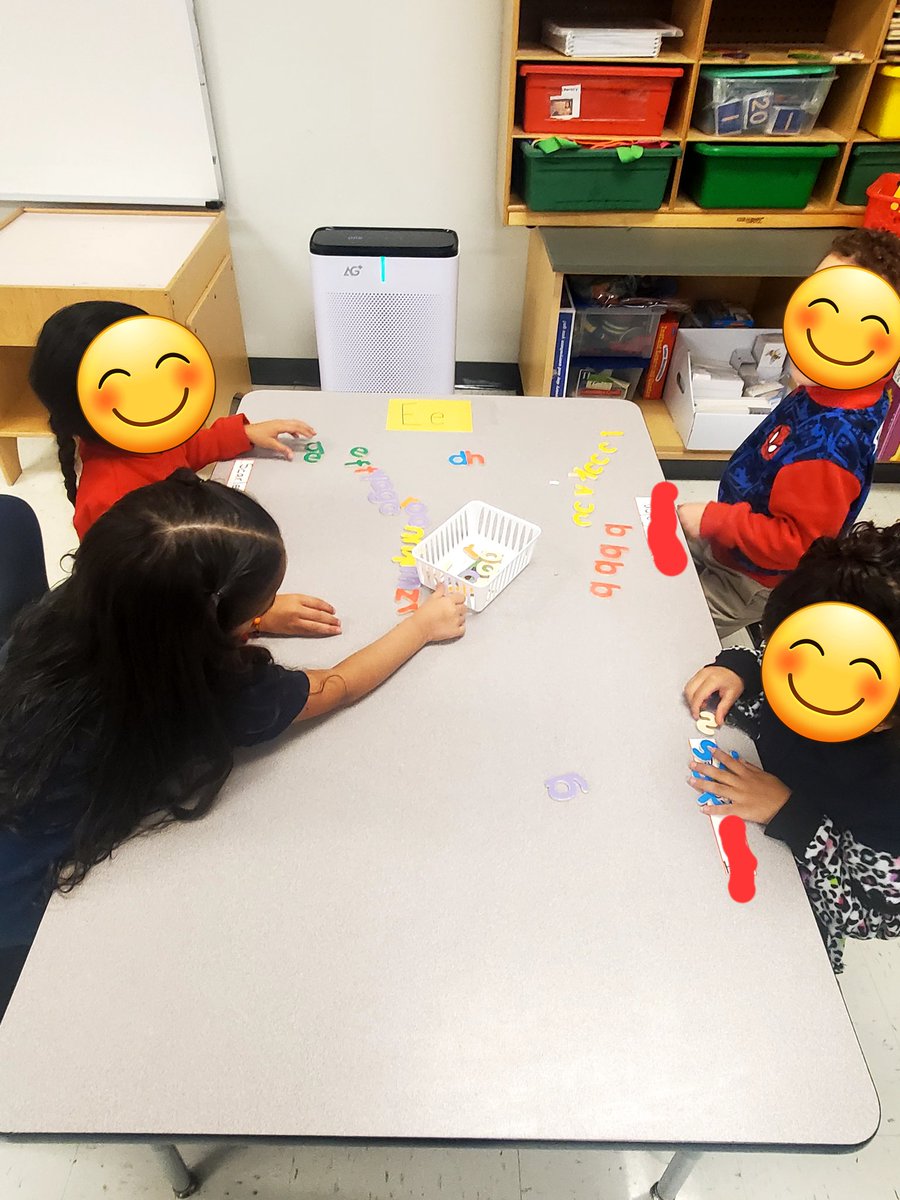 gabimsolis's tweet photo. Working on the very important skills of cutting,gluing,sharing,and listening @katesmithes #PreK is hard work! ❤️ https://t.co/djMqNIEiVG