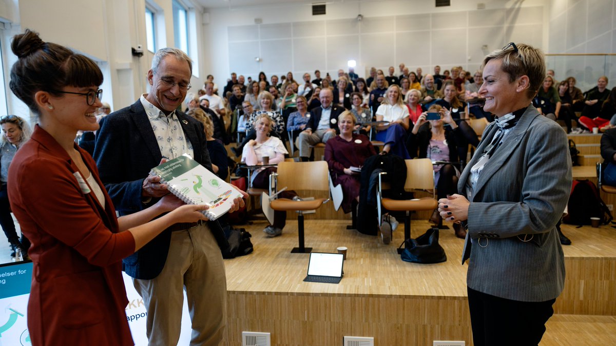 Seks måneders benhårdt og inspirerende arbejde i samarbejde med dygtige og engagerede mennesker fra 80 organisationer kulminerede i dag med overrækkelsen af vores #UBUrapport. Verdens største idékatalog til, hvordan man kan skabe <a href="/UddanFrem/">UddannelserForFremtiden</a>. Det er bare at sætte i gang! #uddpol