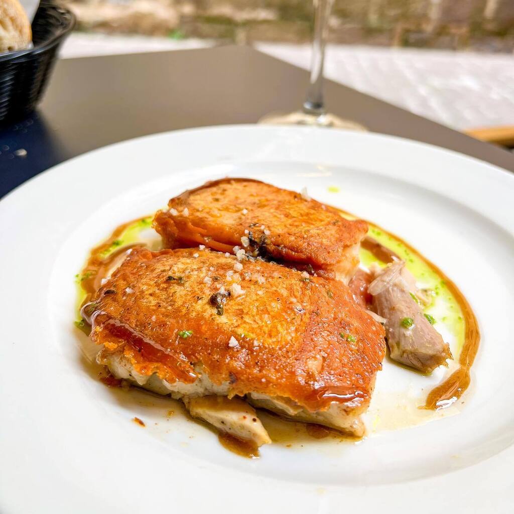 piox_tweets's tweet photo. By an il bulli alumn. 
Cochinillo
Oreja de cerdo iberico
Risotto de orzo chipirones en su tinta
Morcilla 
#pintxos #sansebastian https://t.co/eC5OCXxNvS