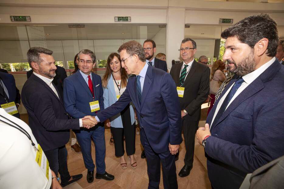 JBernabe_'s tweet photo. El presidente @NunezFeijoo nos escucha a los empresarios de la Región de Murcia para conocer nuestras inquietudes. Gracias presidente https://t.co/CalCIpZQqt