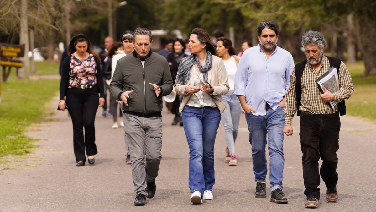 1. Esta mañana, junto con la directora nacional de Planificación de Obras Públicas, María Duarte, y el director nacional de Diseño de Proyecto de Obras Públicas, Fermín Labaqui, recorrimos los avances de obra en el Hogar Escuela Evita.