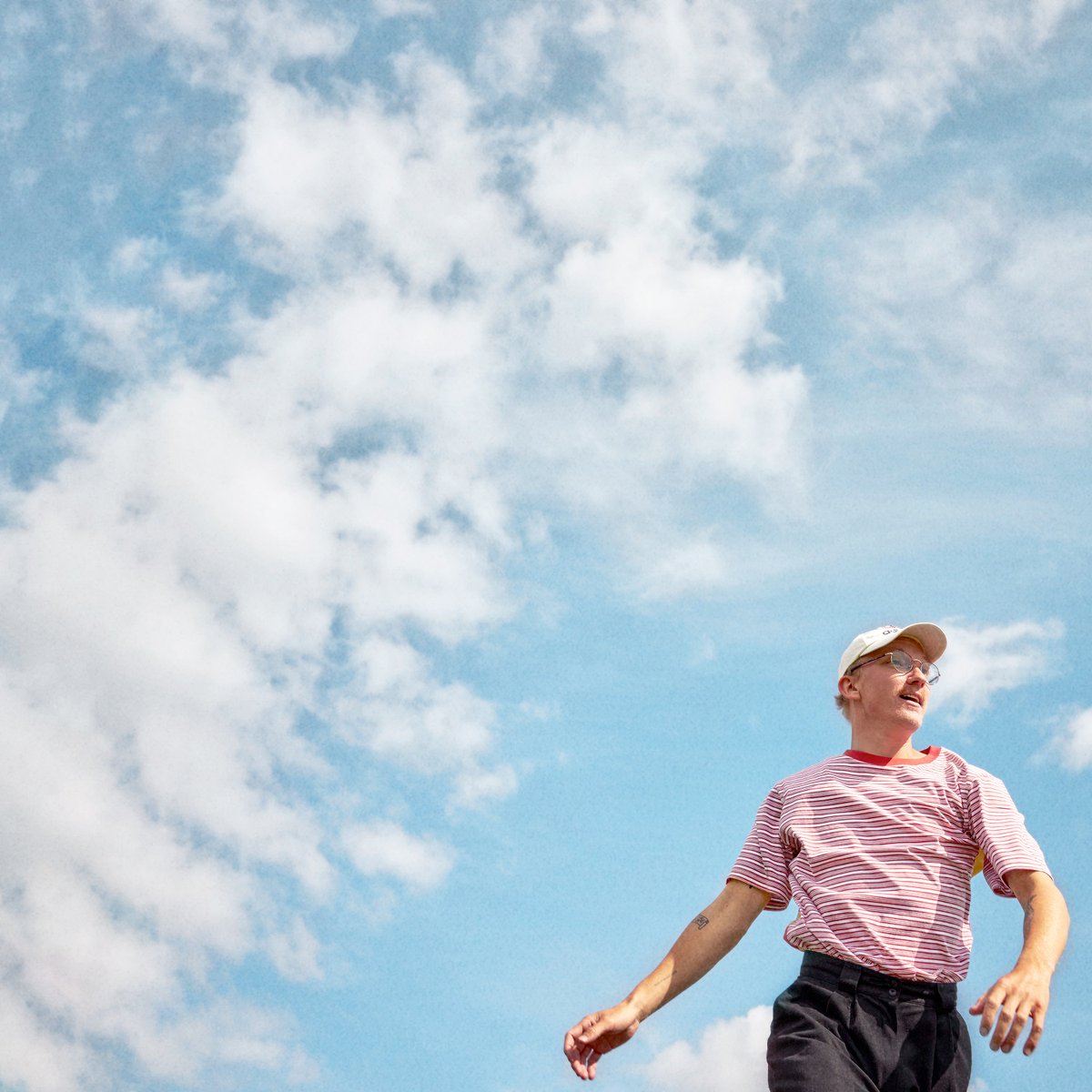 wernerschlosser's tweet photo. *𝐒𝐎𝐍𝐆 𝐒𝐍𝐀𝐂𝐊*

#yourhands - Floating
Johannes Brandstrup’s worry free debut urges to always look on the bright side of life.

File under: #indie #pop 
Watch/listen however you like via https://t.co/tZTJfdl7IQ https://t.co/I2bXpmqeUD