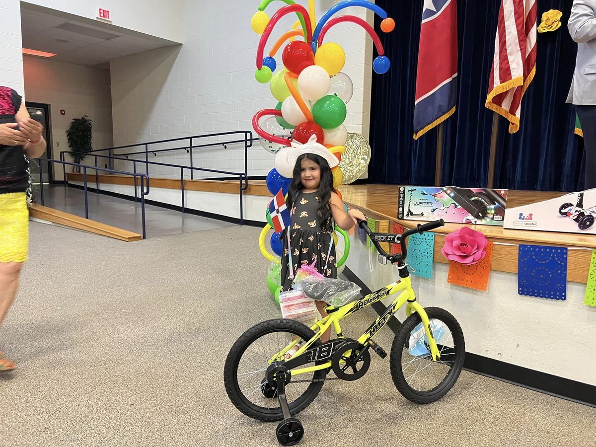MSCSK12's tweet photo. We kicked off Hispanic Heritage Month in a GRAND way @Kbmskodiaks!
The event showcased rich history, stellar performances &amp; ended with Ambassador Carlos I. Giralt of @ConsulMexLir commemorating Mexico's Independence. 

Check our a few highlights from last night! #MSCSUnidos https://t.co/2QvWYlOB4G